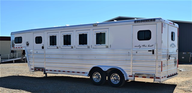 2015 Bloomer 4 Horse w/Trainers Tack & Oversized Rear Stall
