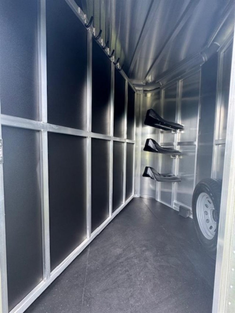 2026 Shadow stablemate 3h w/ escape door and rear tack