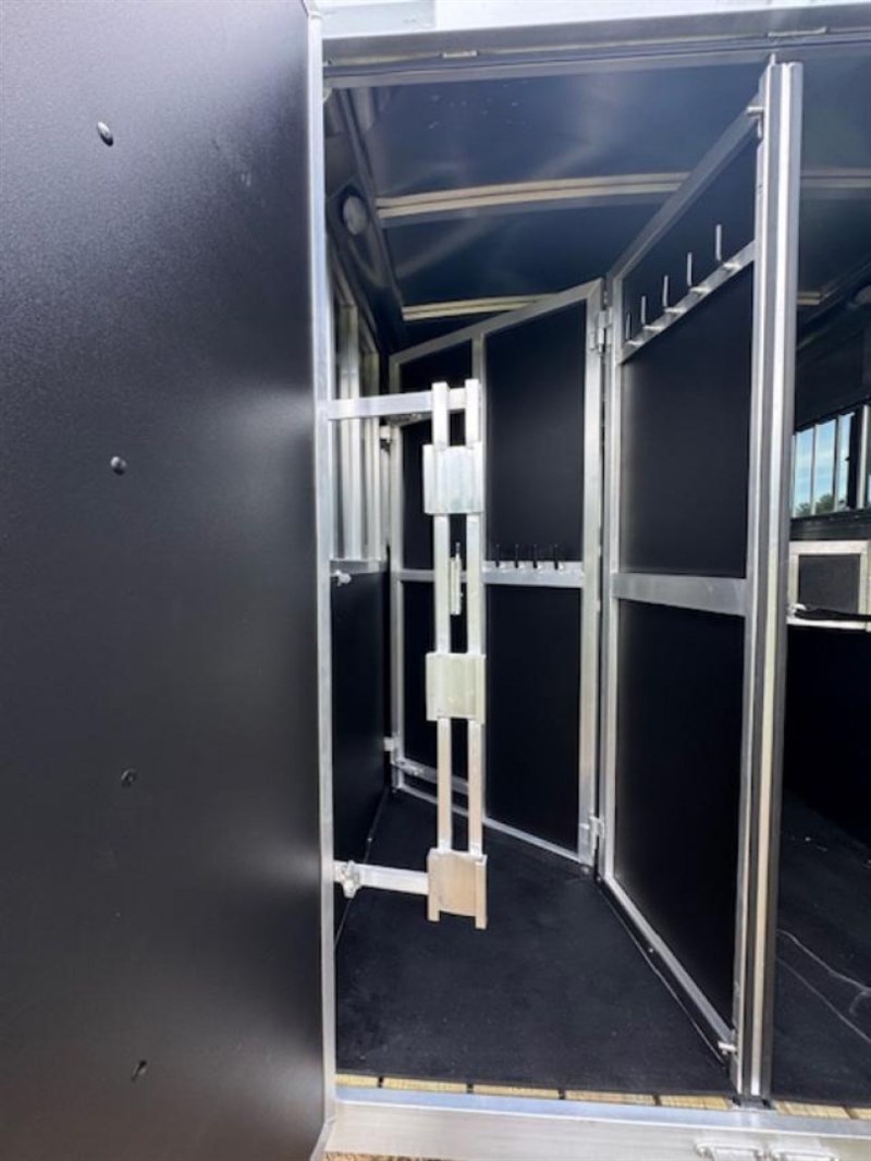 2026 Shadow stablemate 3h w/ escape door and rear tack