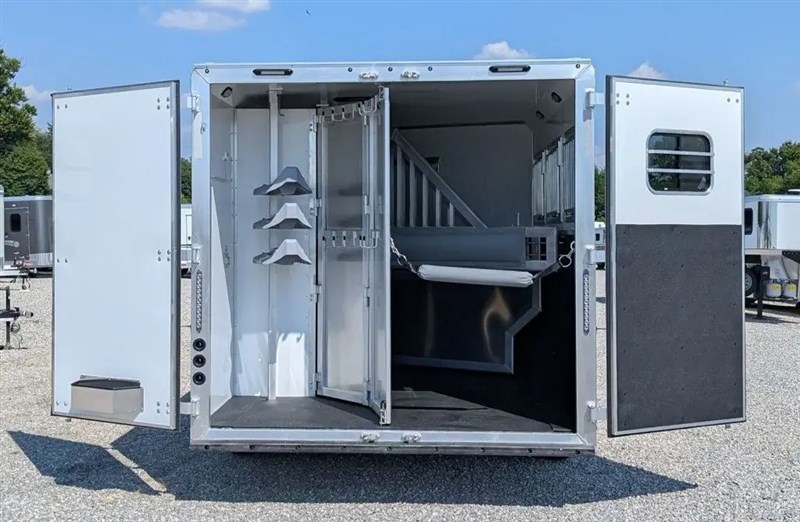 2026 smc 3h slant w/9' living quarters & dinette