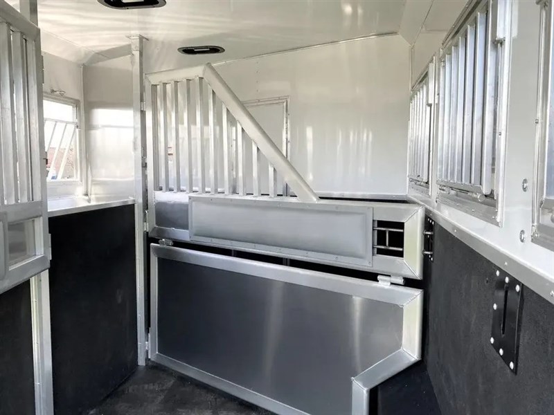 2026 smc 3h slant w/9' living quarters & dinette