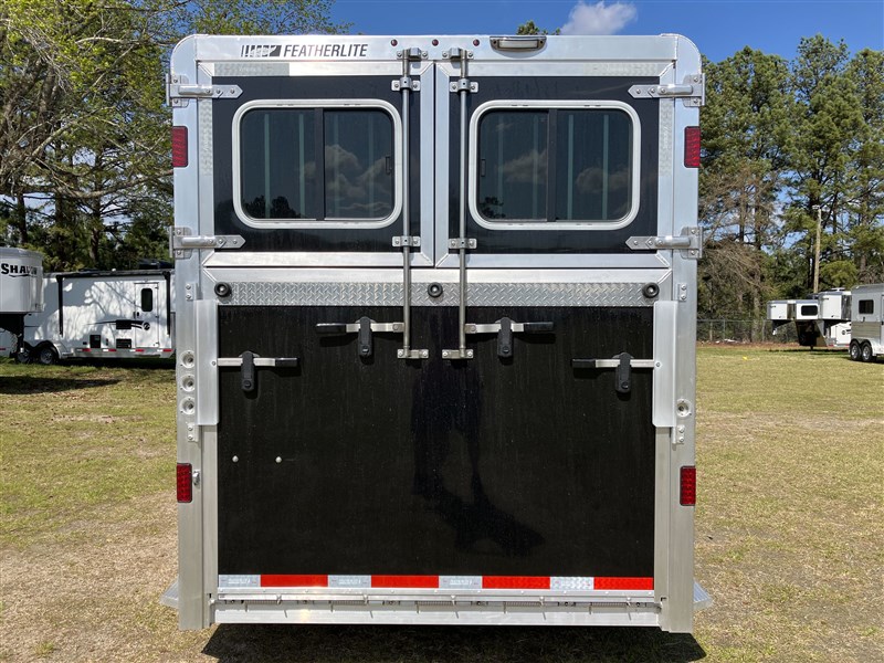 2026 Featherlite 2+1 straight w/box stall & side ramp