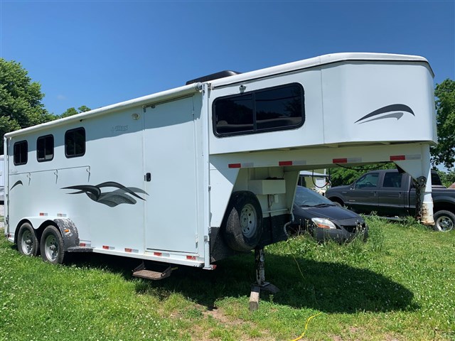 2004  TITAN 3 HORSE, AC, WALLS AND CEILING FINISHED