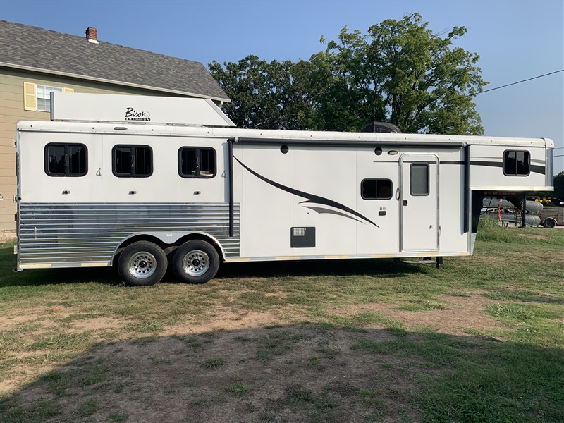 2016 BISON 3 HORSE, SLIDEOUT, 8 WIDE, RANGER, MANGERS, HAY RACK, WIRED