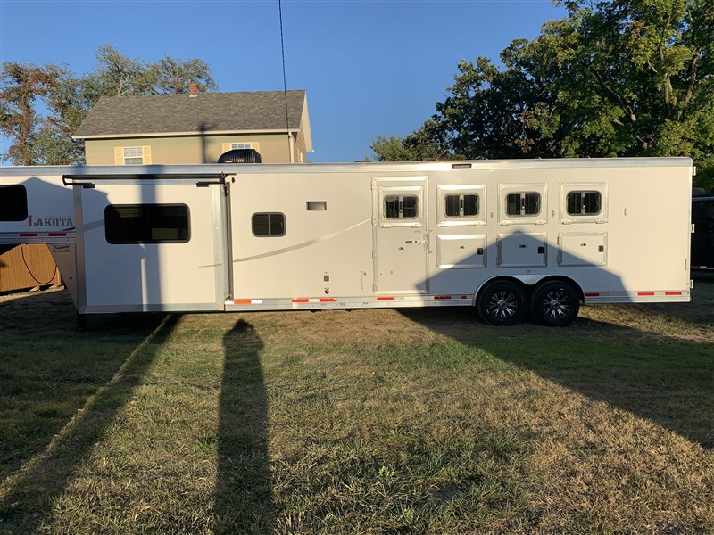 2019 LAKOTA 4 HORSE 15' SHORTWALL SLIDEOUT 8 WIDE, COUCH, ONE OWNER LIKE NEW!!!