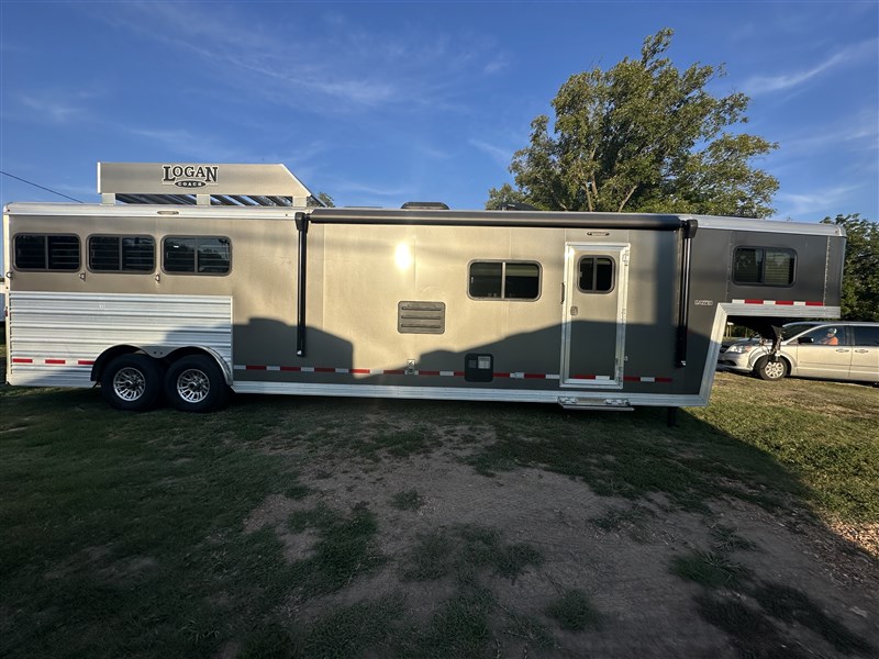 2023 LOGAN COACH 3 HORSE, SLIDE, COUCH AND DINETTE 814LMTSO, HAY