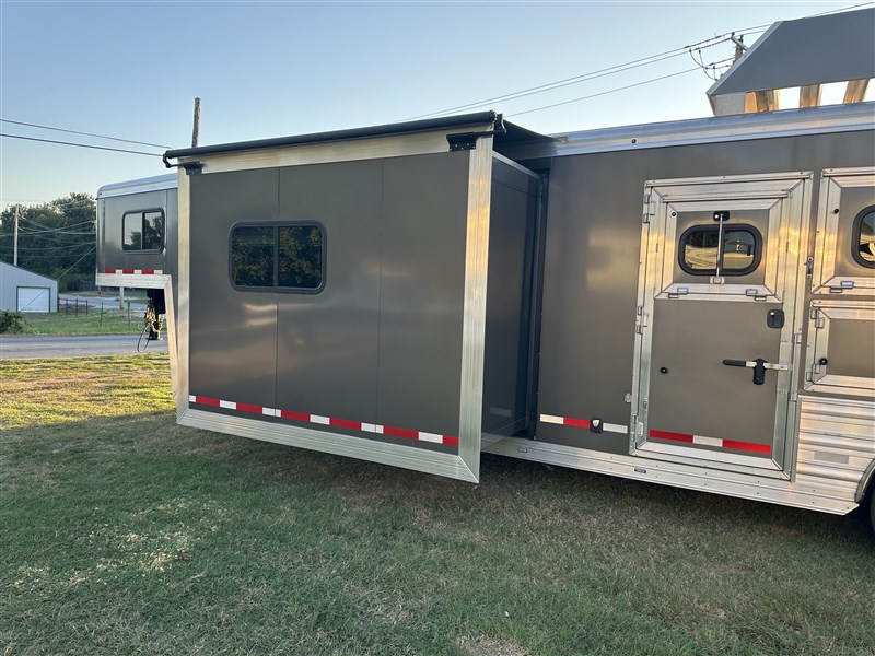 2023 LOGAN COACH 3 HORSE, SLIDE, COUCH AND DINETTE 814LMTSO, HAY