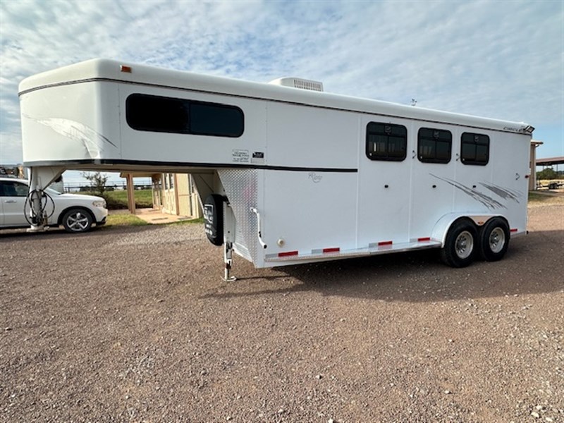 2001 Circle J 3 horse - dress room - mid-tack