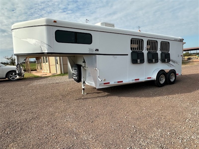 2001 Circle J 3 horse - dress room - mid-tack