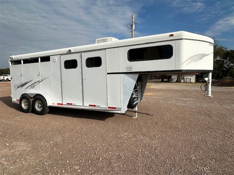 2001 Circle J 3 horse - dress room - mid-tack