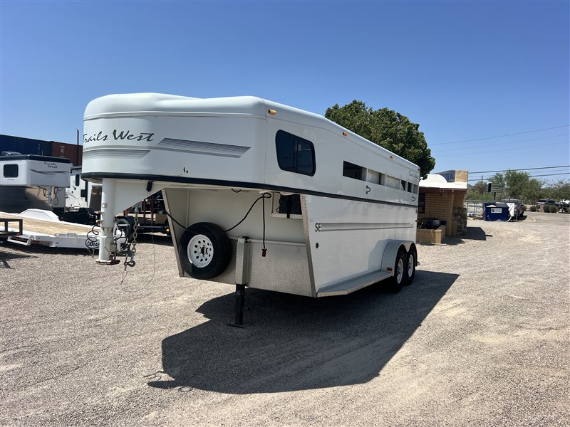 2003 Trails West preowned santa fe se 3 horse gooseneck