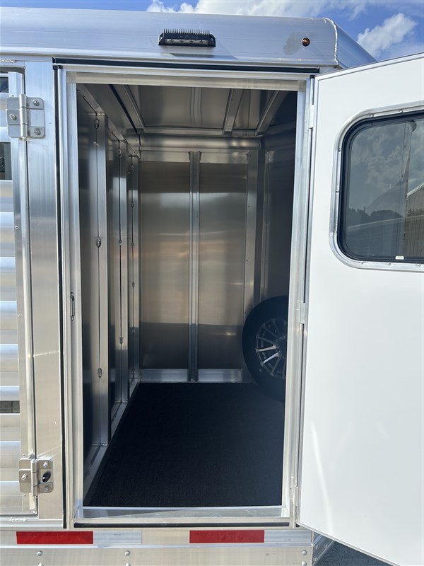 Trailer Photo 8