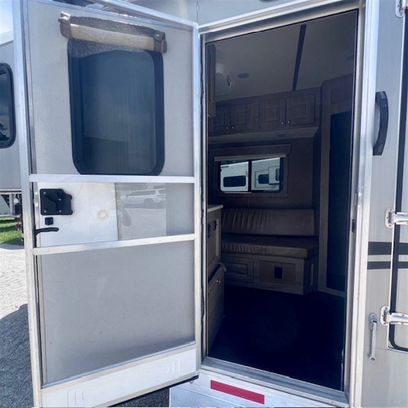 2019 Shadow 2 horse weekender gooseneck trailer