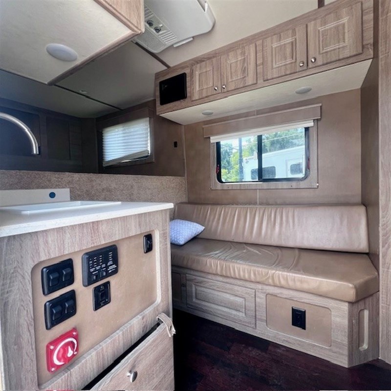 2019 Shadow 2 horse weekender gooseneck trailer