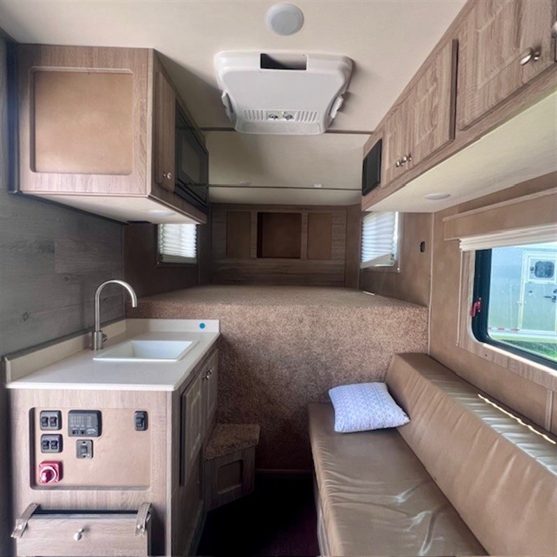 2019 Shadow 2 horse weekender gooseneck trailer