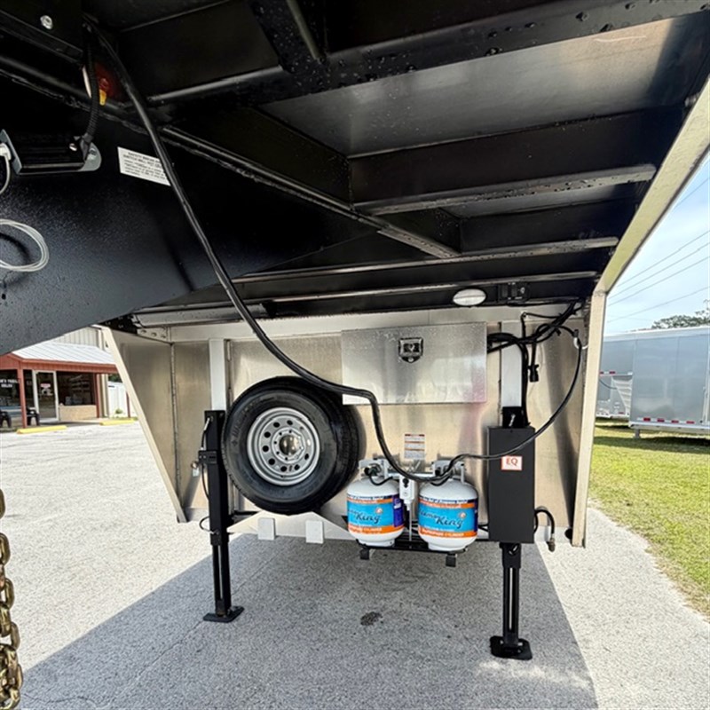 2026 Merhow 4 horse 16' living quarter trailer