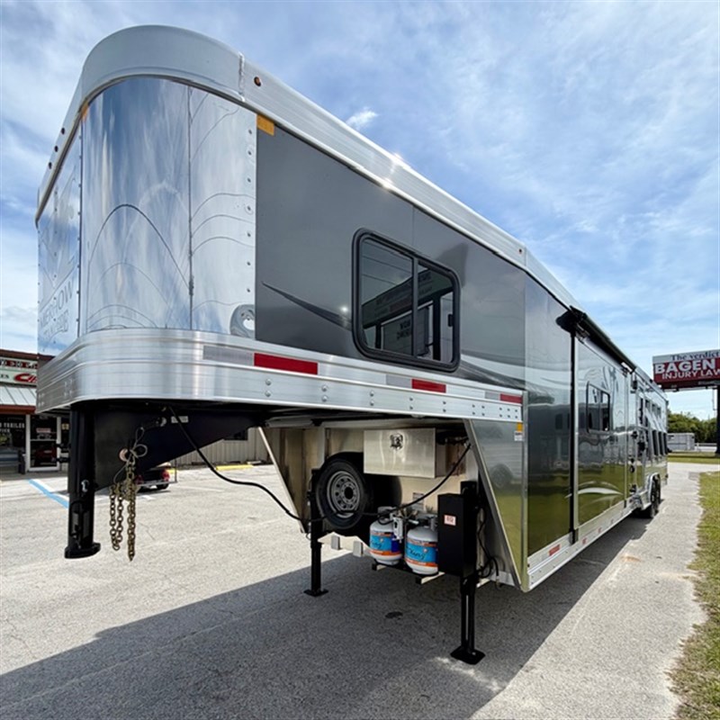 2026 Merhow 4 horse 16' living quarter trailer