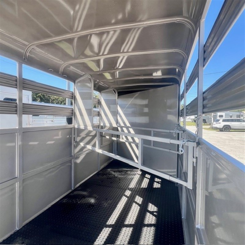 2026 Bee 3 horse bp stock combo with escape door