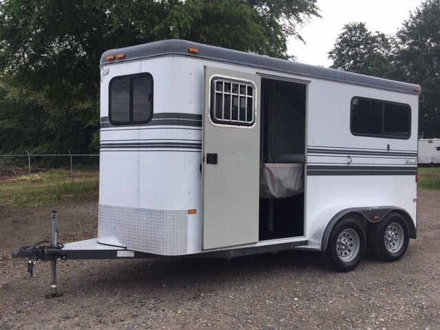 2004 Hawk 2 Horse w/ fans, drop down windows, head divider