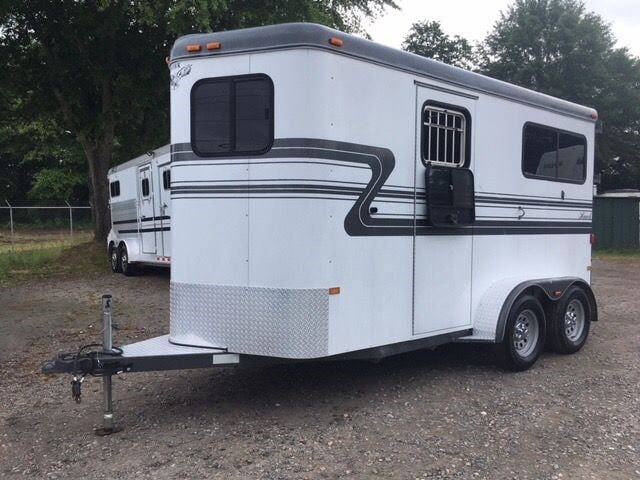 2004 Hawk 2 Horse w/ fans, drop down windows, head divider