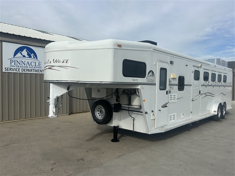 2008 Trails West 4 horse 7’ lq mid tack