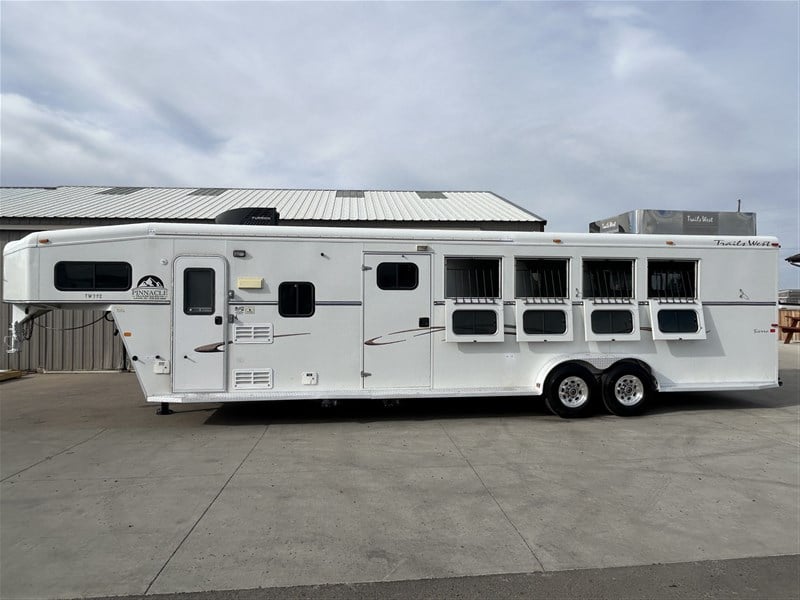 2008 Trails West 4 horse 7’ lq mid tack