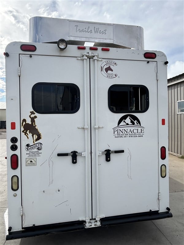 2008 Trails West 4 horse 7’ lq mid tack