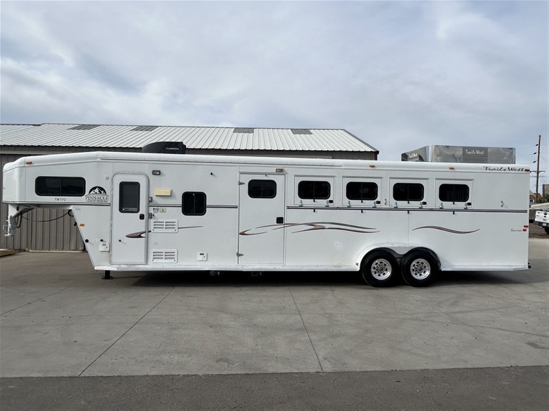 2008 Trails West 4 horse 7’ lq mid tack