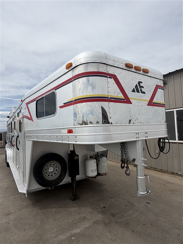 2004 Elite 4 horse 8' lq side tack
