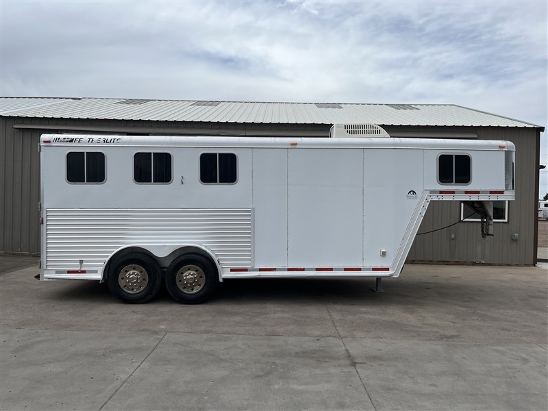 2004 Featherlite 3 horse slant w/110v package and a/c