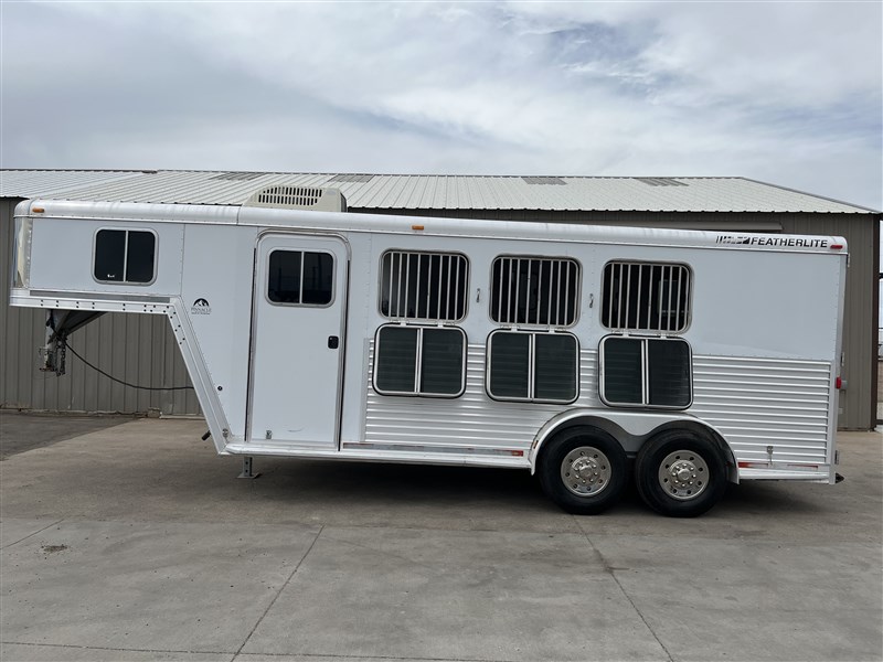2004 Featherlite 3 horse slant w/110v package and a/c