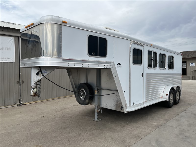 2004 Featherlite 3 horse slant w/110v package and a/c