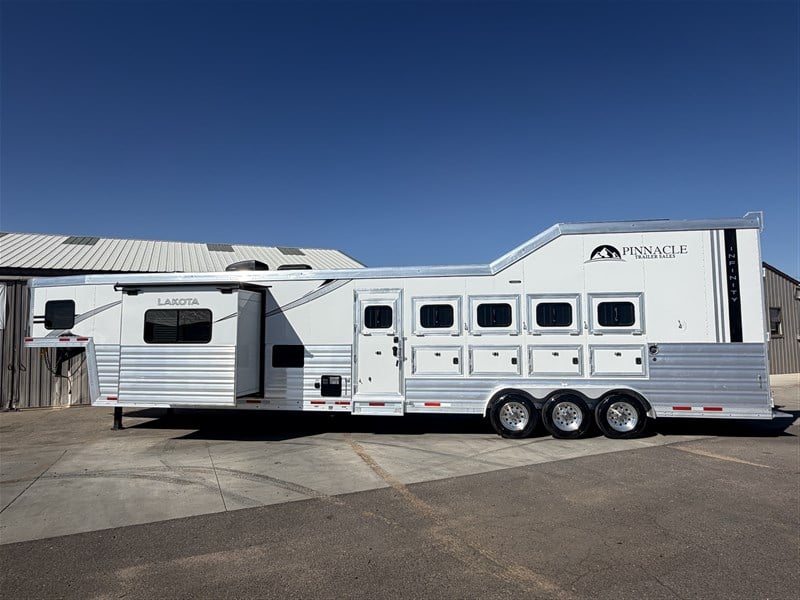 2025 Lakota 5 Horse Infinity