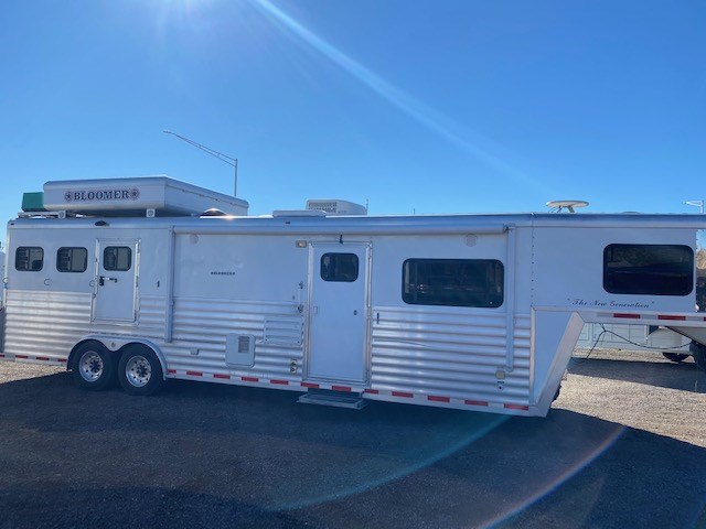 2004 Bloomer 3 Horse with 15' s/wall