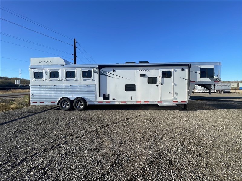 2021 Lakota Charger 4 horse 13' shortwall C8413SR