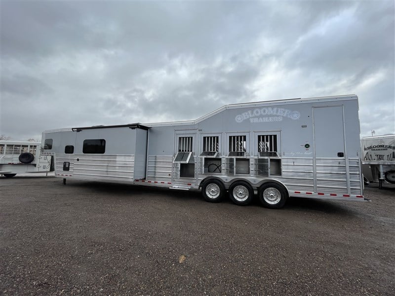 2023 Bloomer 4 horse side load 22' s/w by outlaw conversions