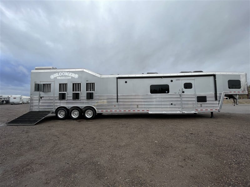 2023 Bloomer 4 horse side load 22' s/w by outlaw conversions