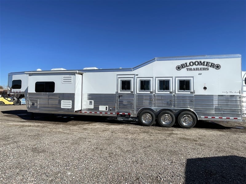 2024 Bloomer 4 horse side load w/ outlaw conversions