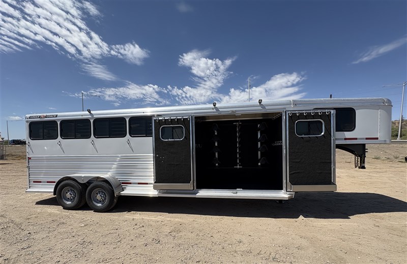 2025 Logan Coach 4 horse bullseye xl w/ trainer tack