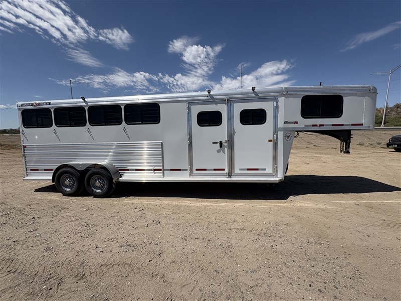 2025 Logan Coach 4 horse bullseye xl w/ trainer tack