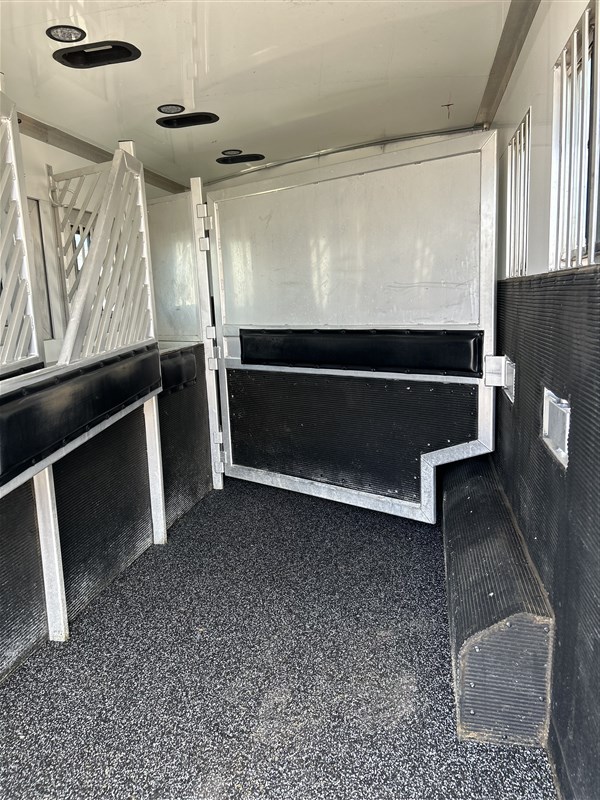 Trailer Photo 11