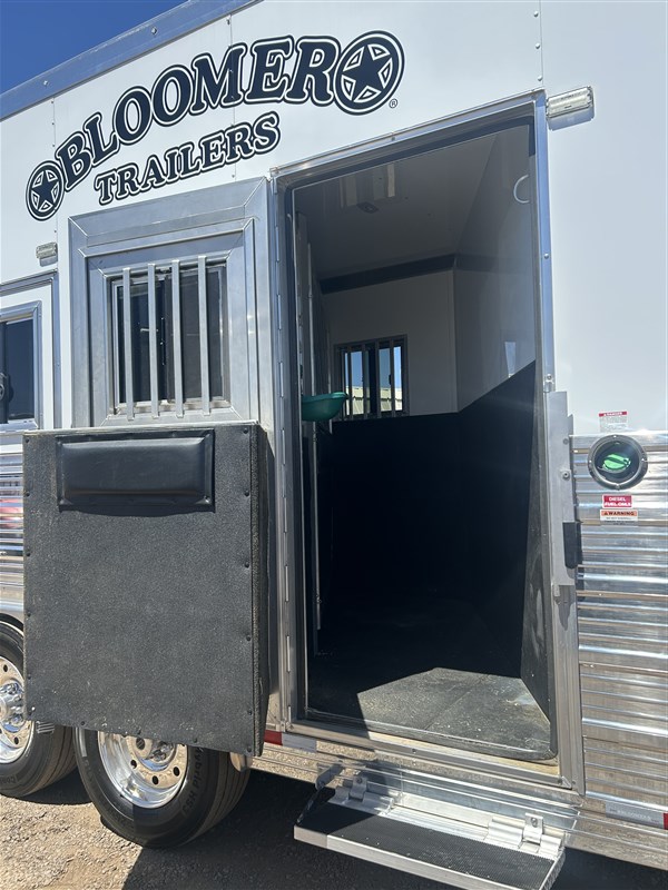 2023 Bloomer 5 horse reverse load lq
