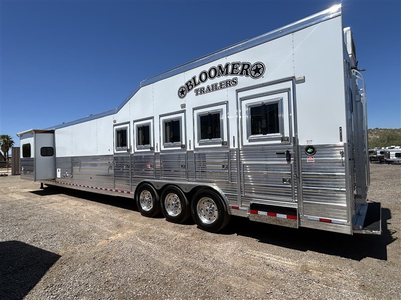 2023 Bloomer 5 horse reverse load lq
