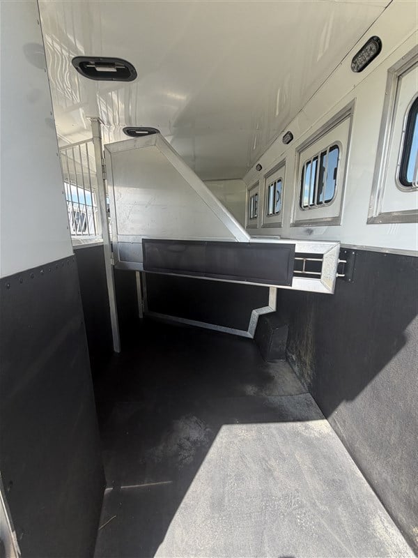 Trailer Photo 8