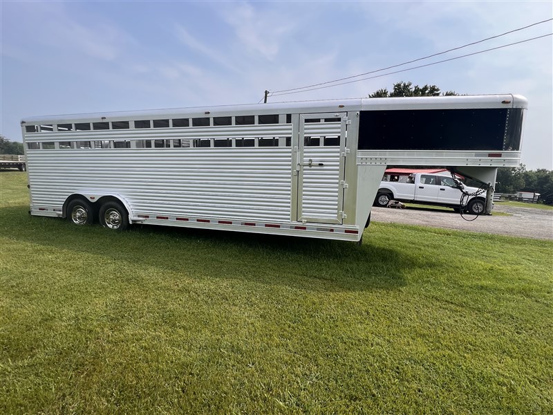 2007 Platinum Coach 24ft stock trailer