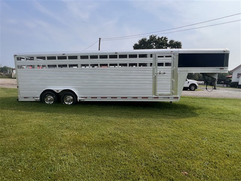 2007 Platinum Coach 24ft stock trailer