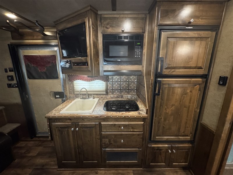 2020 Twister Trailer 4h sideload 13'6 trail boss conversions