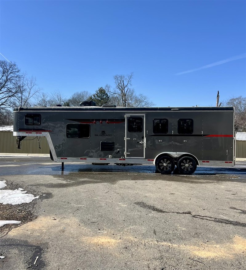 2022 Bison silverado 7310 3 horse w/10' living quarters