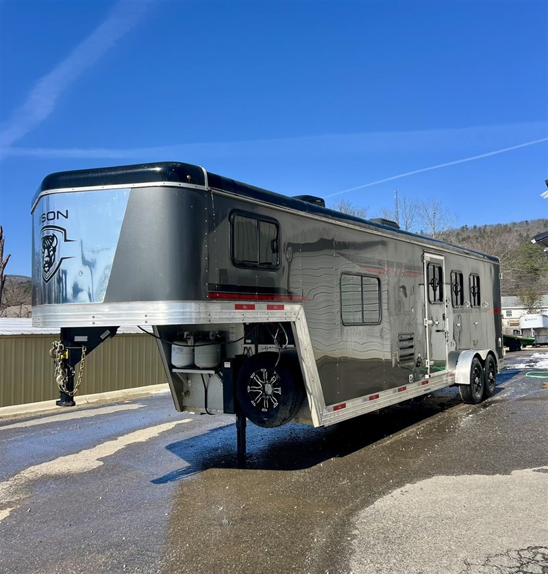 2022 Bison silverado 7310 3 horse w/10' living quarters
