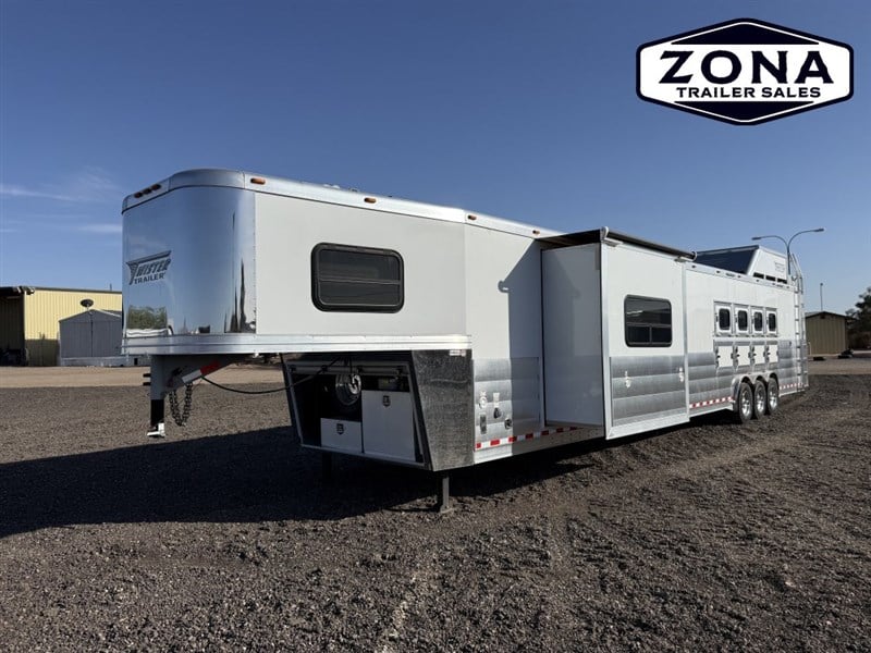 2021 Twister Triple Bunk - 4 Horse - Side Load - Generator